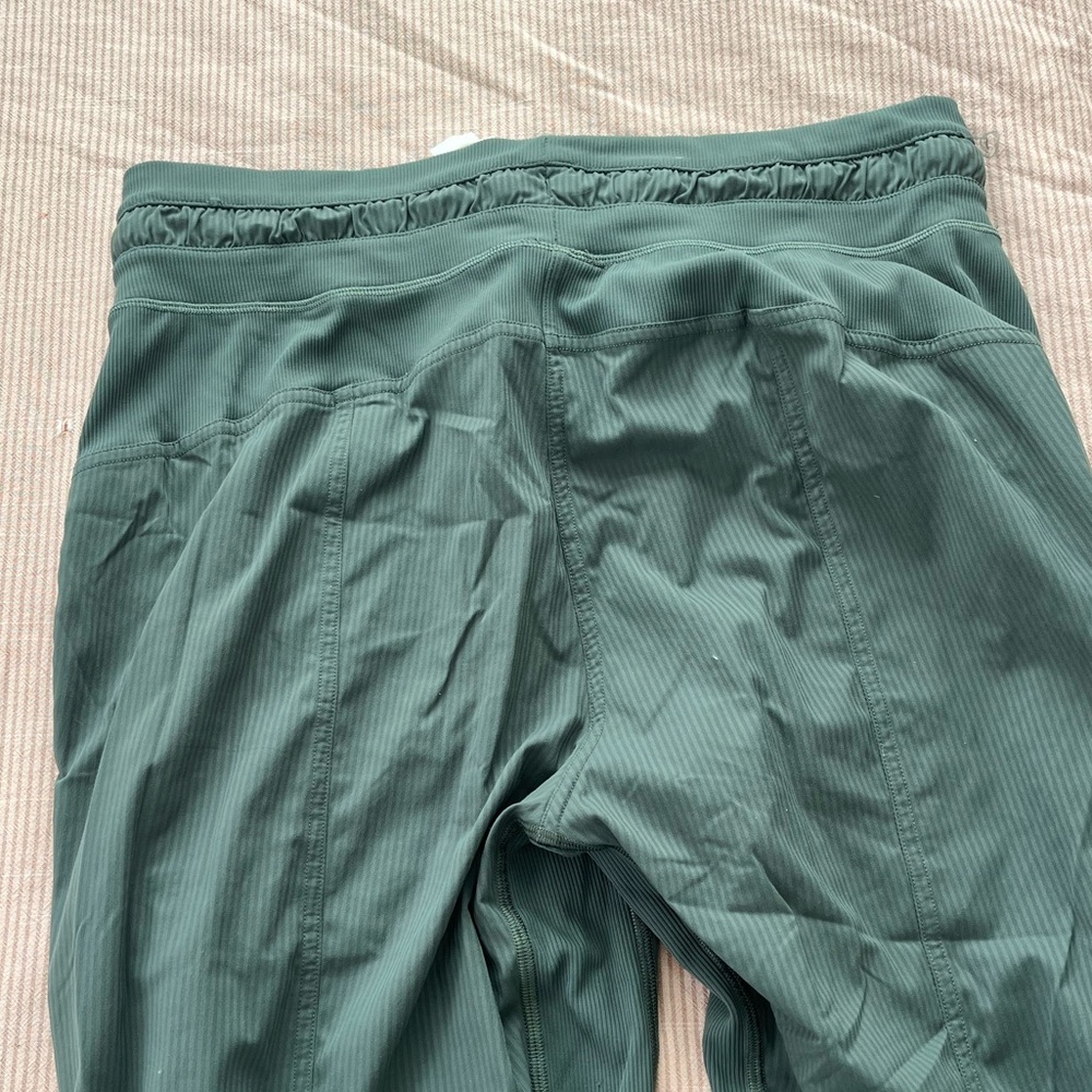 Lululemon dance studio pant mid rise crop green size 8 - Picture 6 of 8